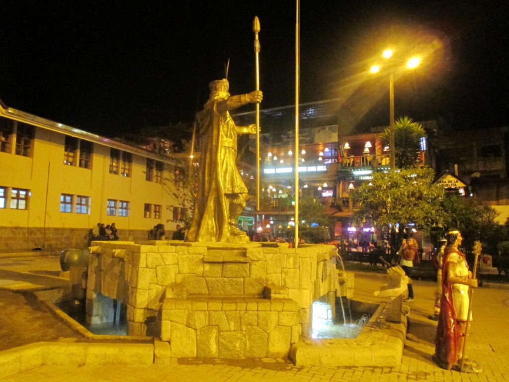 Centrinho de Aguas Calientes: alegre e vibrante, cheio de barzinhos e restaurantes