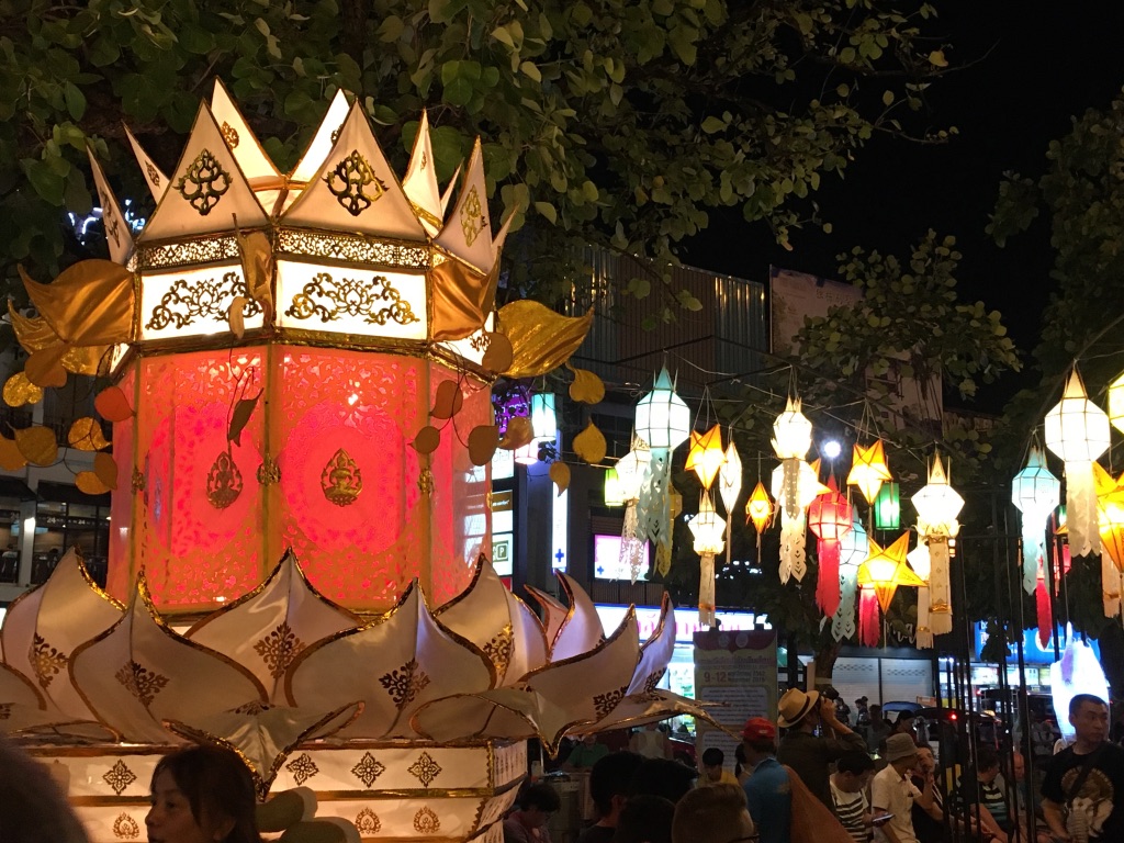 Centro de Chiang Mai: noite do Festival de Lanternas.