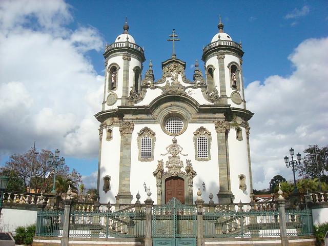 Cidades coloniais no Brasil: uma das muitas igrejas de São João del Rei, MG.