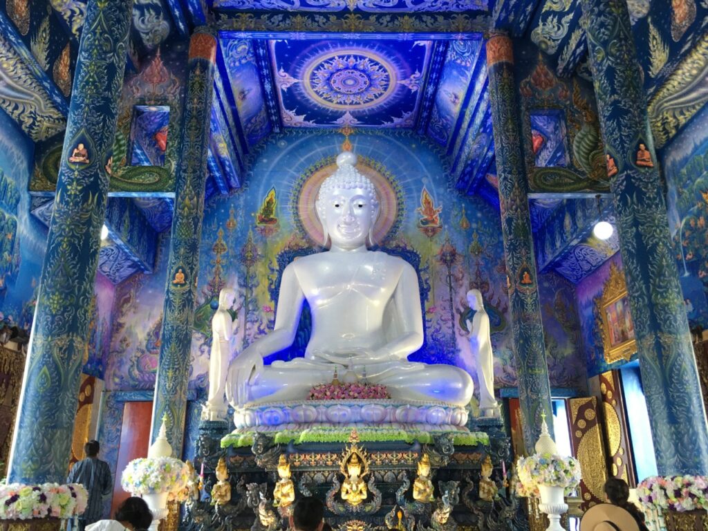 O que ver em Chiang Rai: imagem de Buda, interior do Templo Azul