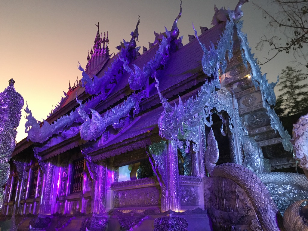 Wat Srisuphan, Chiang Mai ao anoitecer.