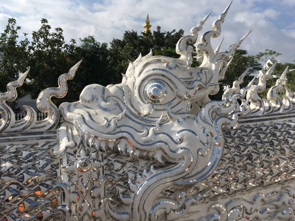O que ver em Chiang Rai: detalhes em "espelho" espalhados pelo Templo Branco 