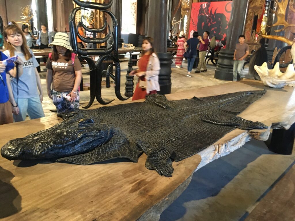 Couro de crocodilo, interior da Casa Preta, Chiang Rai