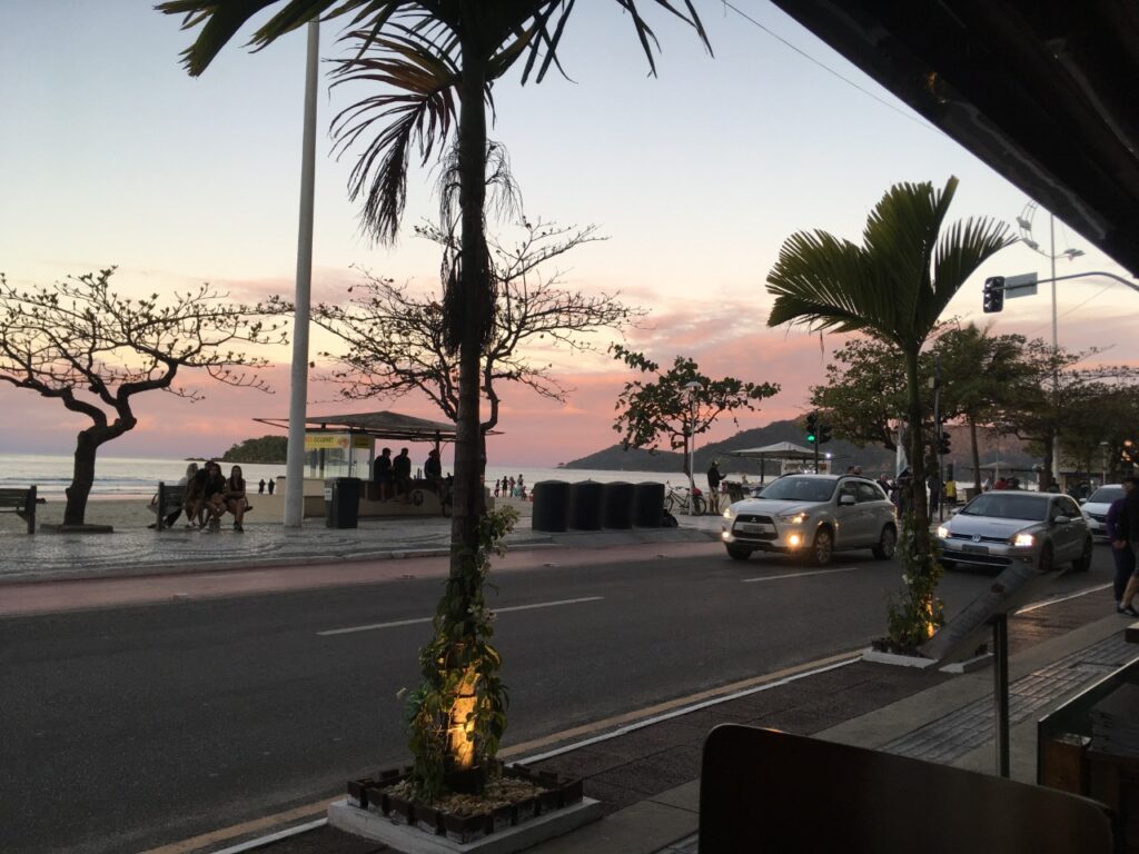 Pôr-do-sol nos barzinhos defronte à Praia Central, Balneário Camboriú