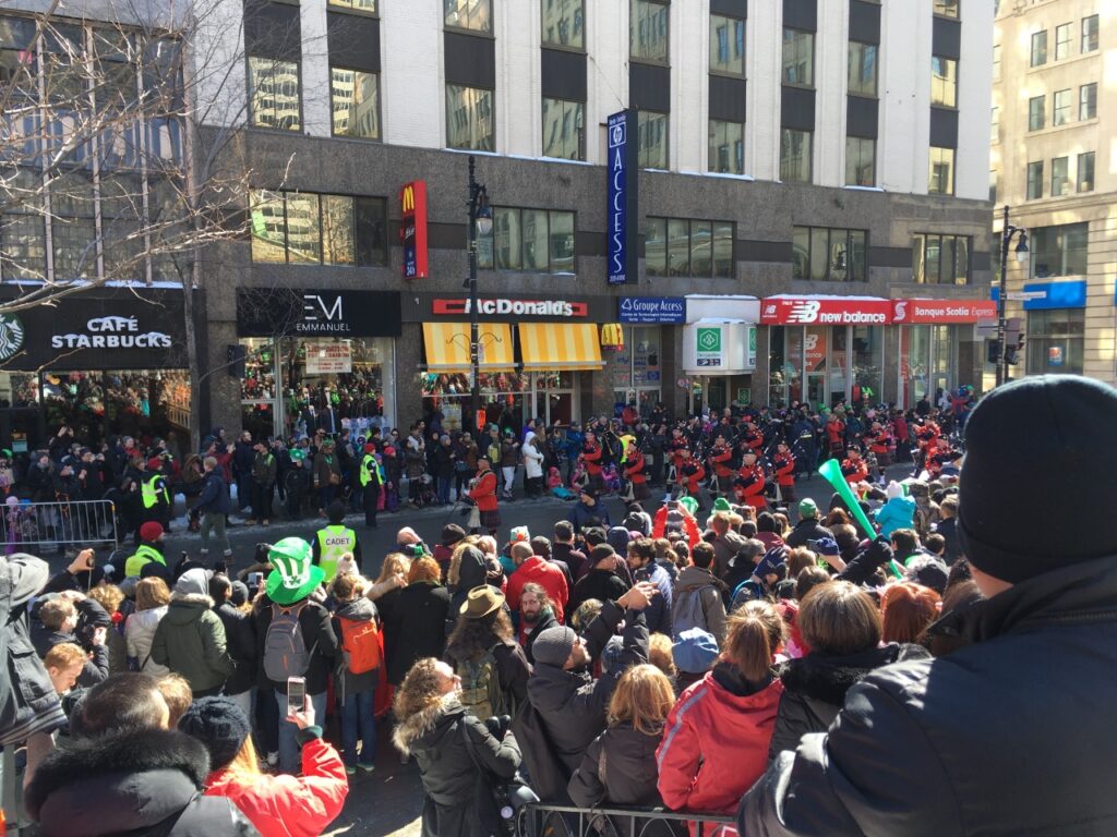 Galera nas ruas mesmo com o frio: St Patricks Day, Montréal, QC