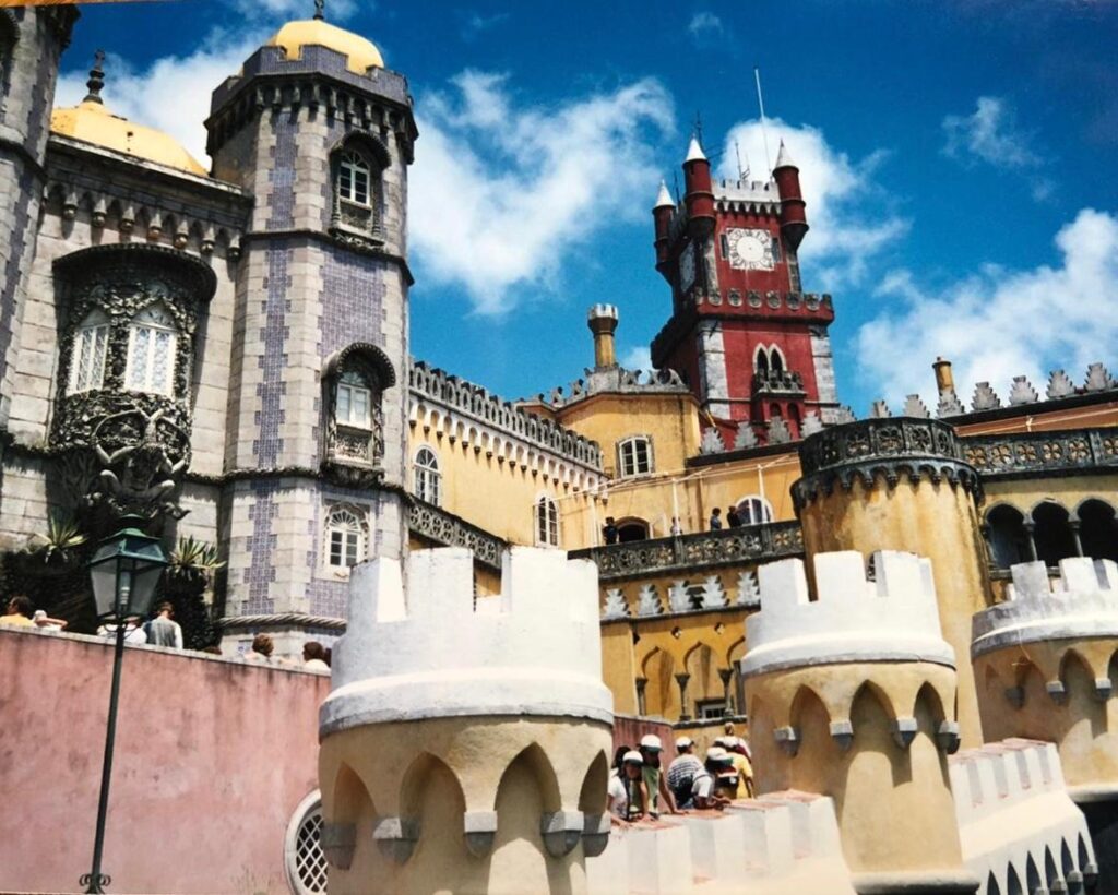 O que fazer em Sintra: visitar o belíssimo Palácio da Pena! Programa número 1