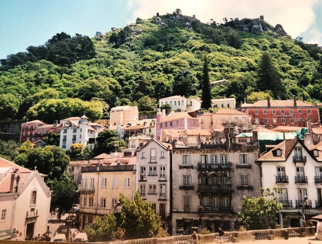 Cidade velha de Sintra e Castelo Mouro em cima da colina