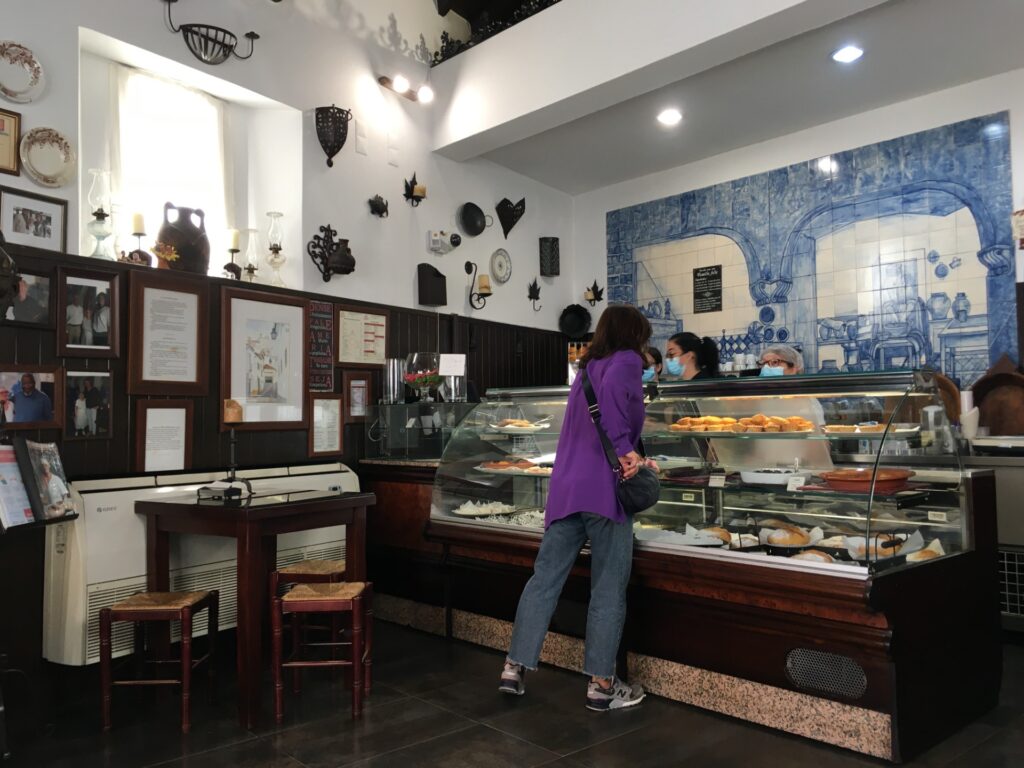 Interior da Pastelaria Conventual Pão de Rala, Évora: doces deliciosos!
