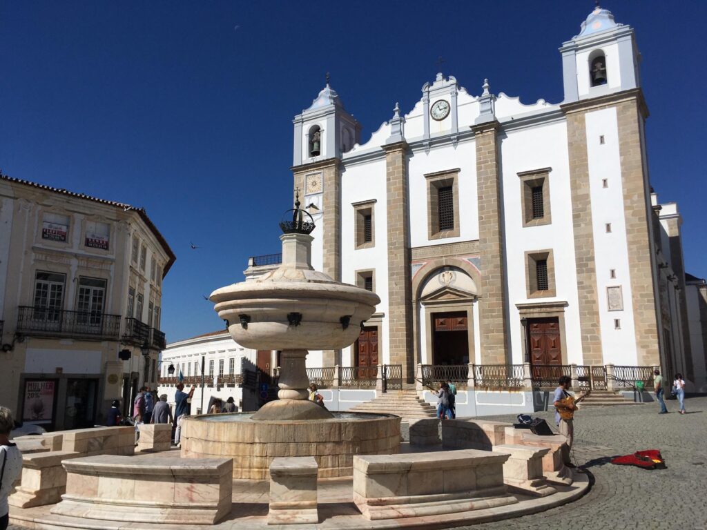 Praça do Giraldo, Évora: fonte e igreja