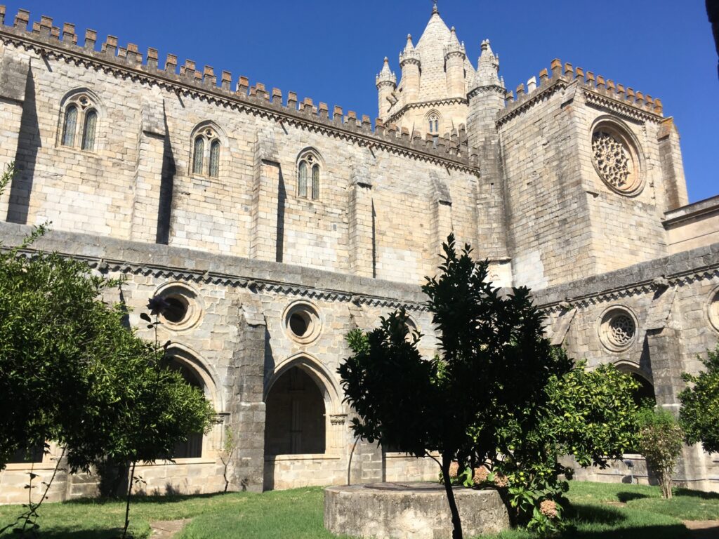 Sé Catedral de Évora vista de dentro do claustro