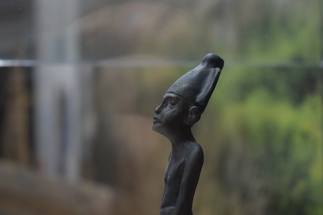Estátua de bronze que representa as características físicas dos fenícios