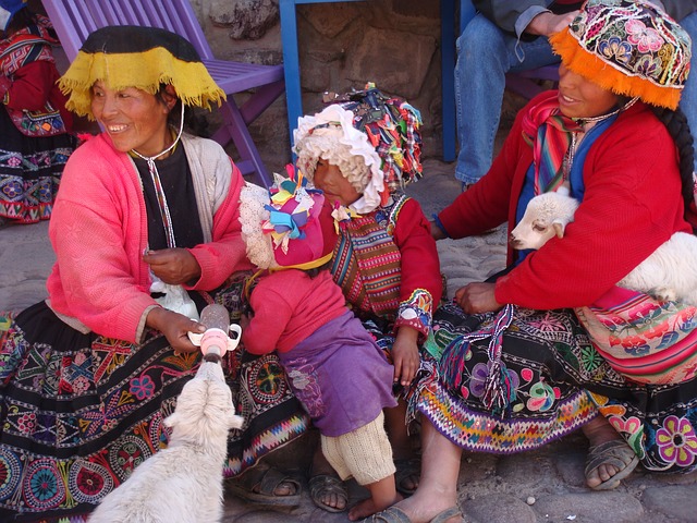 Ollantaytambo, Peru: mulheres em trajes típicos peruanos