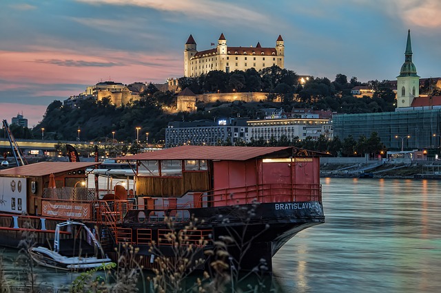 Vista noturna do Danúbio, com o Castelo de Bratislava ao fundo