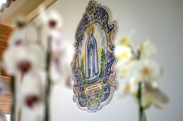 Representação de Nossa Senhora de Fátima em azulejo