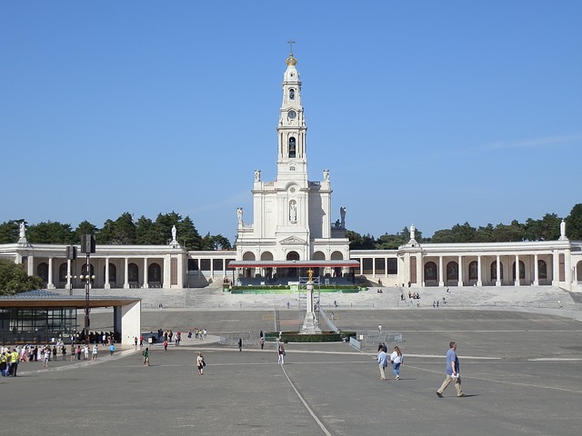Santuário de Fátima num dia ensolarado sem as multidões habituais