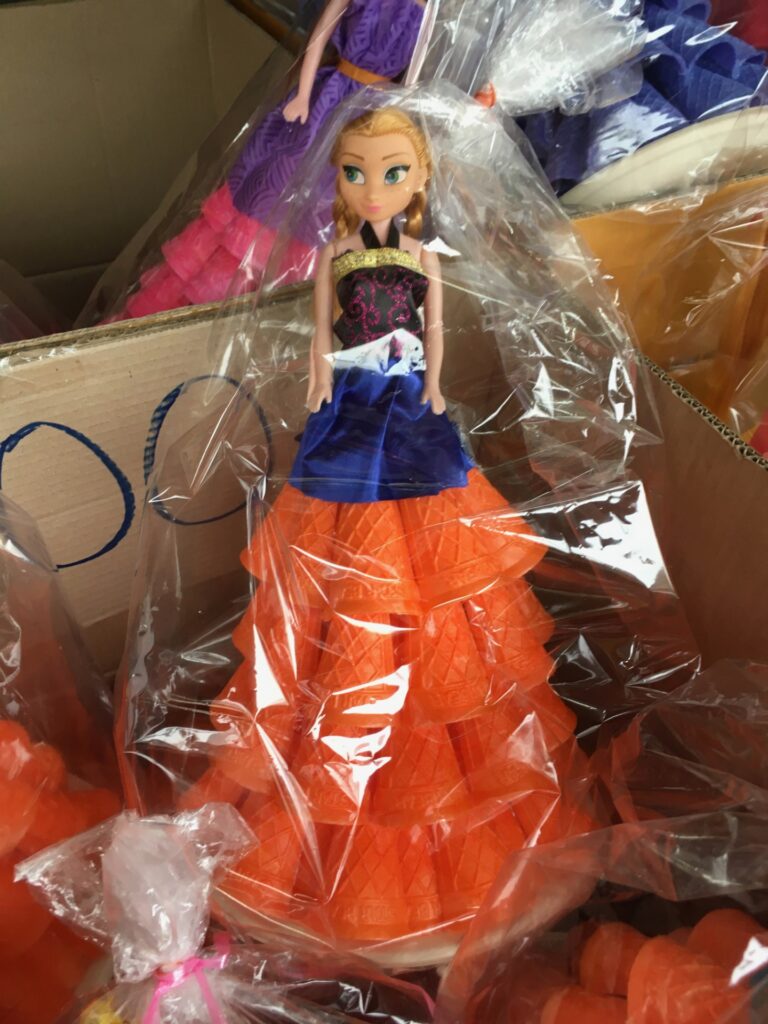 Mercados Noturnos Bangkok: que tal esta boneca com cones de sorvete laranjas?