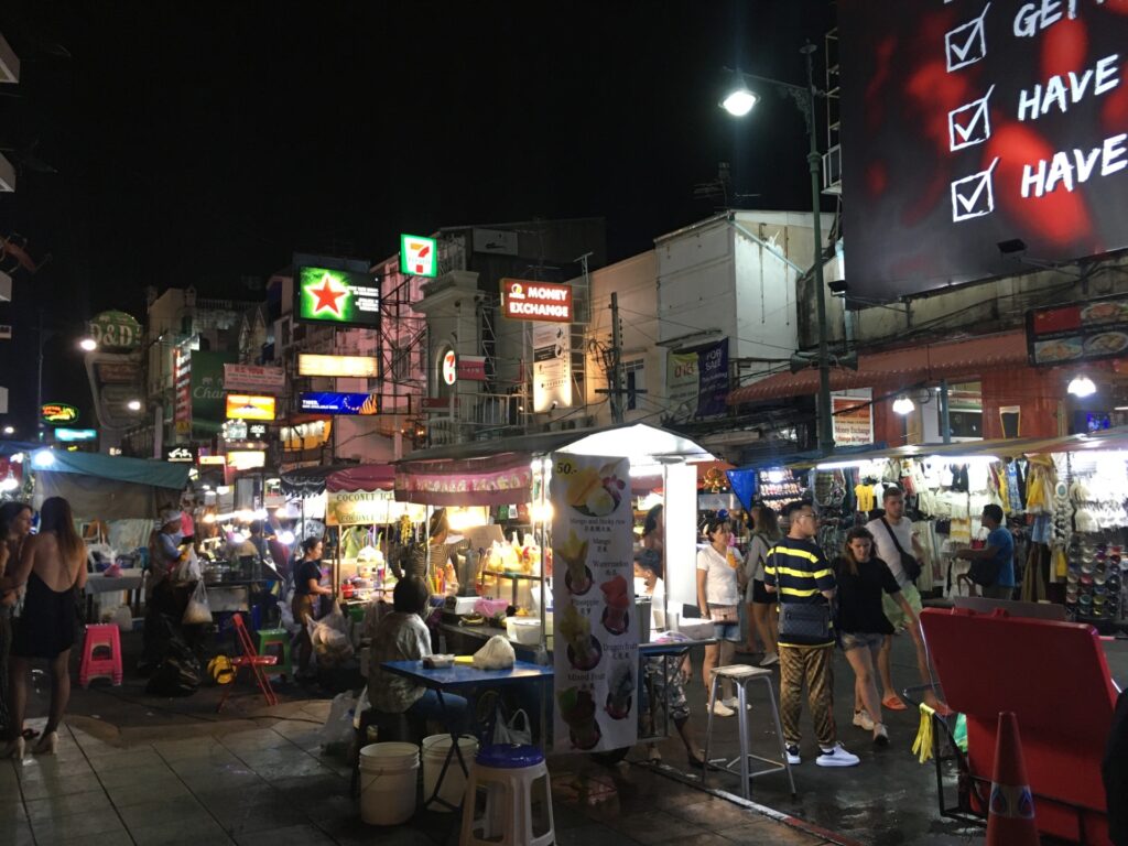 Khao San Road à noite... divirta-se! 