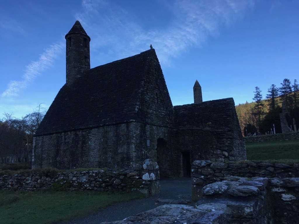 Antigas casas monásticas de Glendalough: esse lugar tem uma energia muito boa