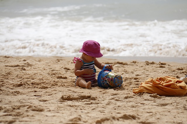 Criança feliz brincando na areia... bons tempos! 
