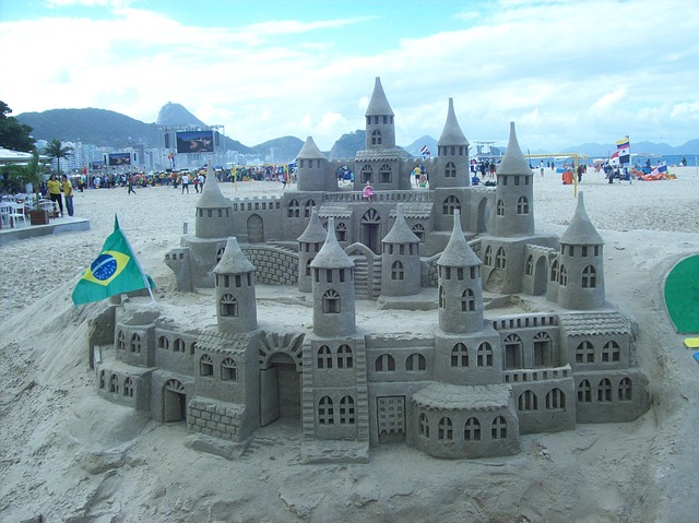 Uma das mais lindas esculturas de areia na praia de Copacabana, Rio de Janeiro