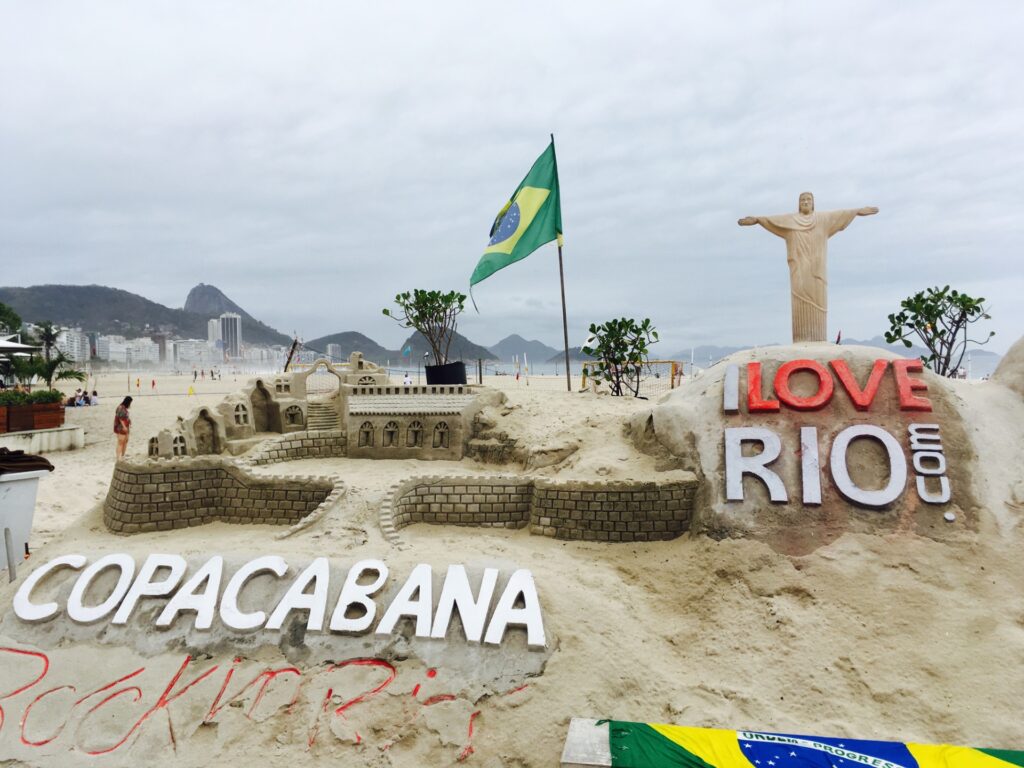Esculturas de areia ao longo do calçadão de Copacabana, Rio