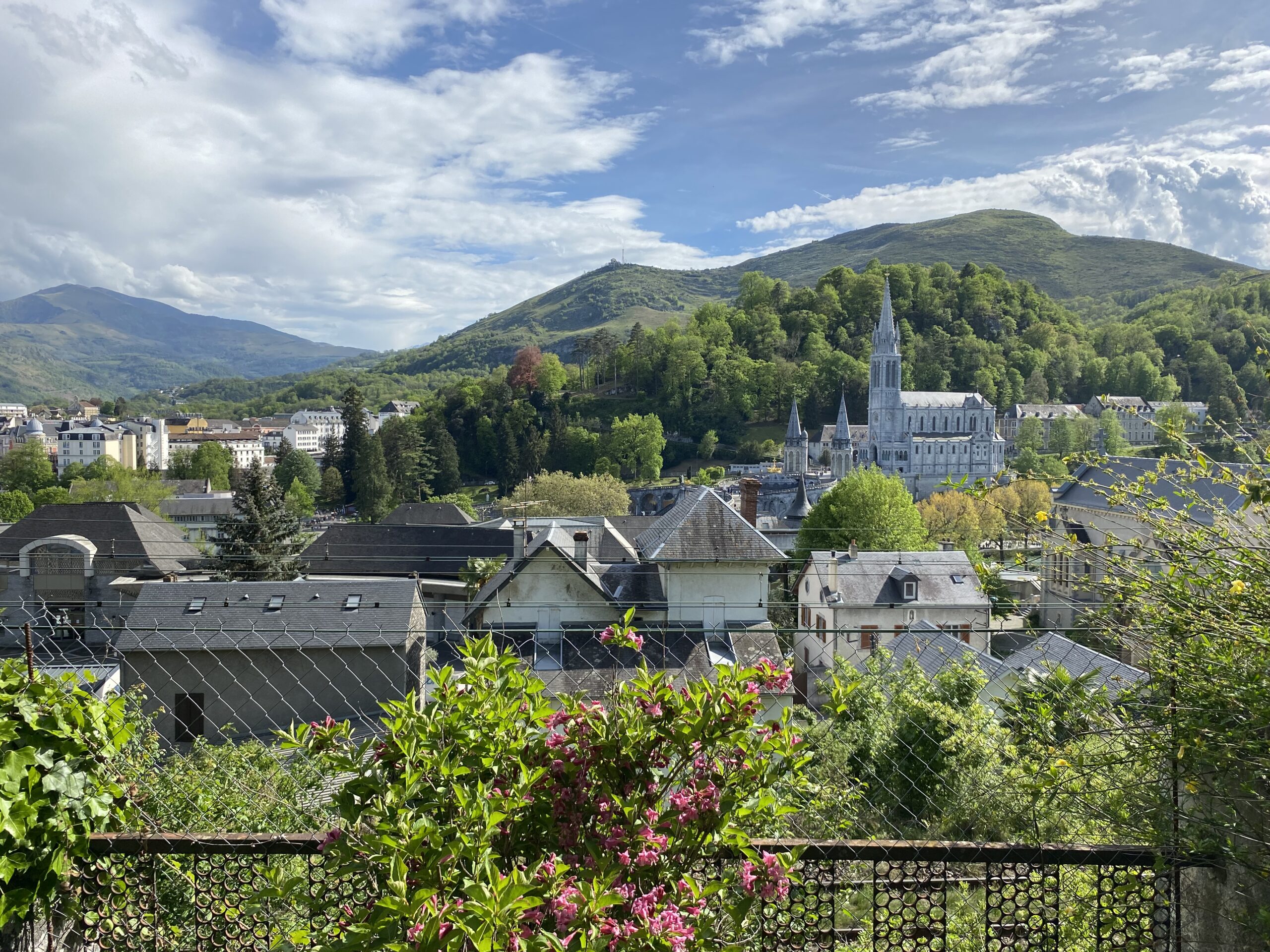 Vista da cidade de Lourdes, no sul da França